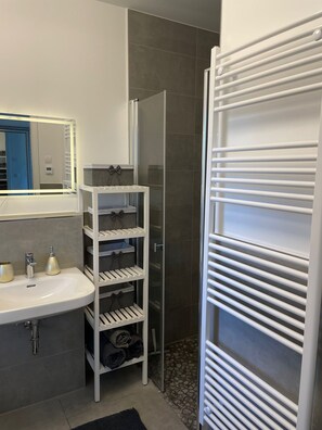 Shower, towels, soap, toilet paper - Newly built apartment with lake view-Teupitzer Str.9 Tornow (Teupitz)