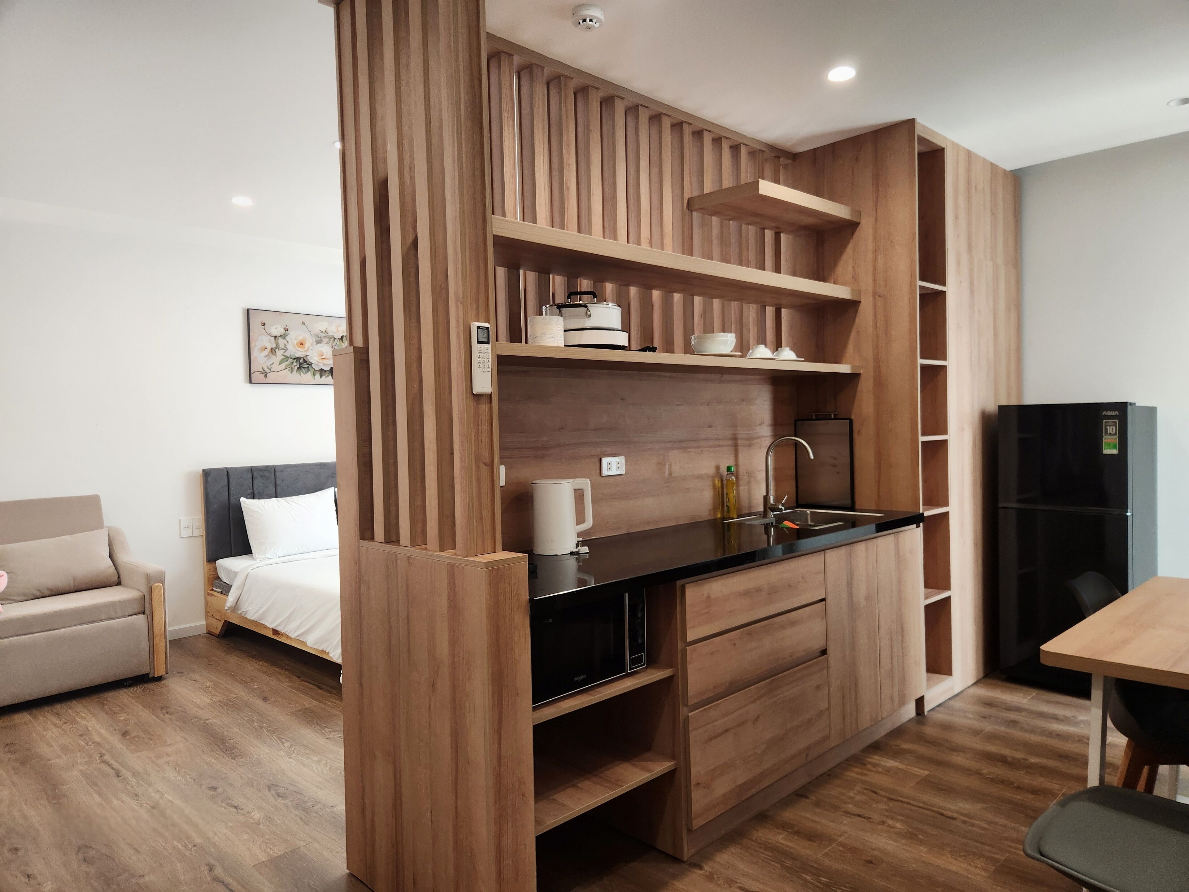 Studio dành cho gia đình, ban công | Bàn, khu vực làm việc phù hợp cho laptop 