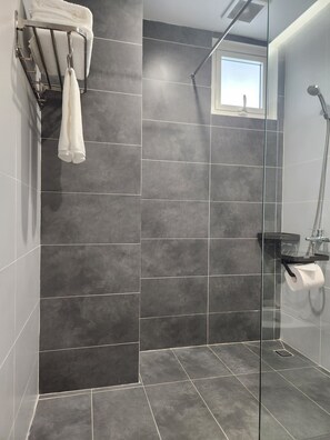 Shower, hair dryer, bidet, towels - Sundale Dalat Apartment (Da Lat)