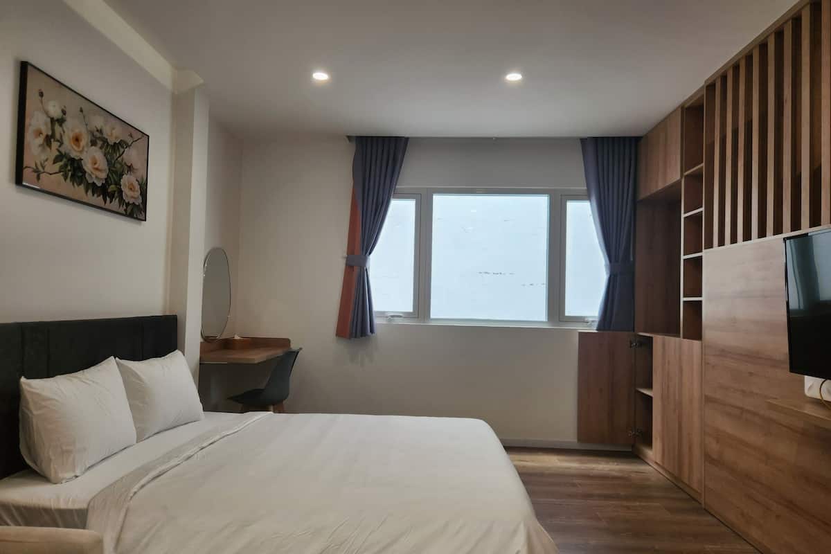Escritorio, espacio para trabajar con laptop y ropa de cama 