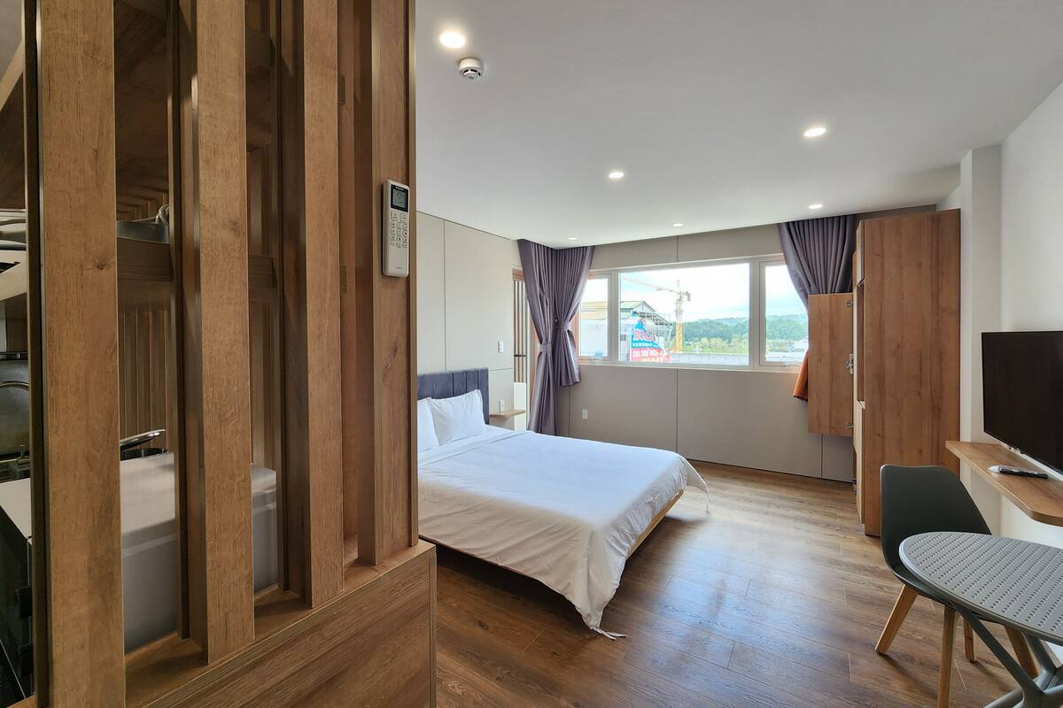 Escritorio, espacio para trabajar con laptop y ropa de cama 
