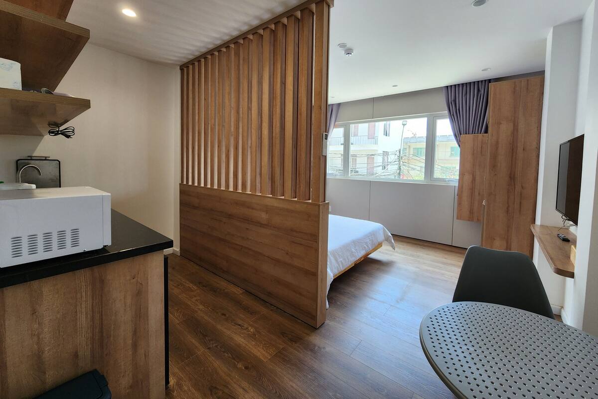 Escritorio, espacio para trabajar con laptop y ropa de cama 