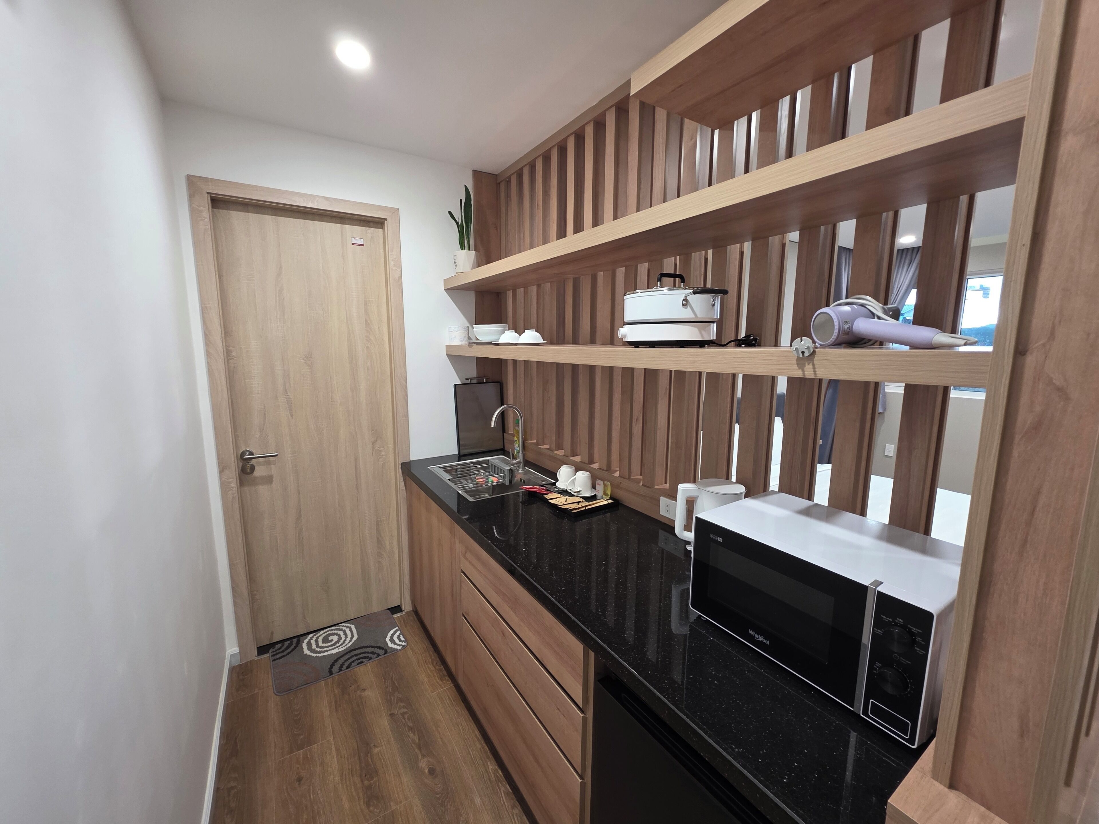 Studio tiện nghi đơn giản, ban công | Bếp riêng | Lò vi sóng, ấm điện, nồi cơm, dụng cụ nấu nướng/bát dĩa/dao nĩa 