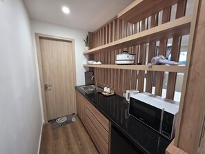 コンフォート スタジオ バルコニー | 専用キッチン | 電子レンジ、電気ポット、炊飯器、調理器具と食器