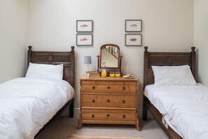 4 عدّة غرف نوم وواي فاي وملاءات أسرّة