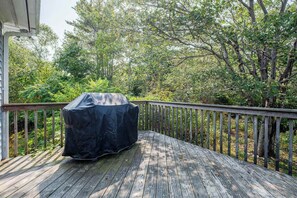 Outdoor spa tub - House at Table Rock S (Portland)