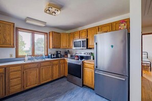Fridge, microwave, oven, stovetop - House at Table Rock S (Portland)