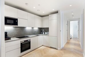 Private kitchen - Stylish Flat-Leisure Pool & Gym (London)