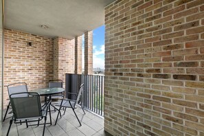 Outdoor dining - Stylish Flat-Leisure Pool & Gym (London)