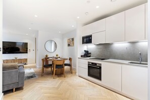 Private kitchen - Stylish Flat-Leisure Pool & Gym (London)