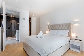 3 bedrooms, iron/ironing board, Internet, bed sheets - Stylish Flat-Leisure Pool & Gym (London)