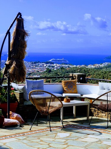 Cozy, family-friendly apartment with a view!