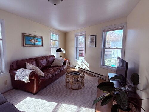 Charming 2-bedroom apartment in Downtown Putnam