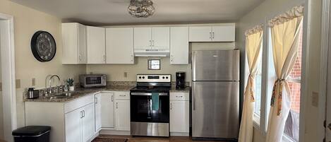 Refrigerador, horno, cafetera y tetera y tostadora