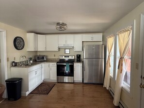 Refrigerador, horno, cafetera y tetera y tostadora 