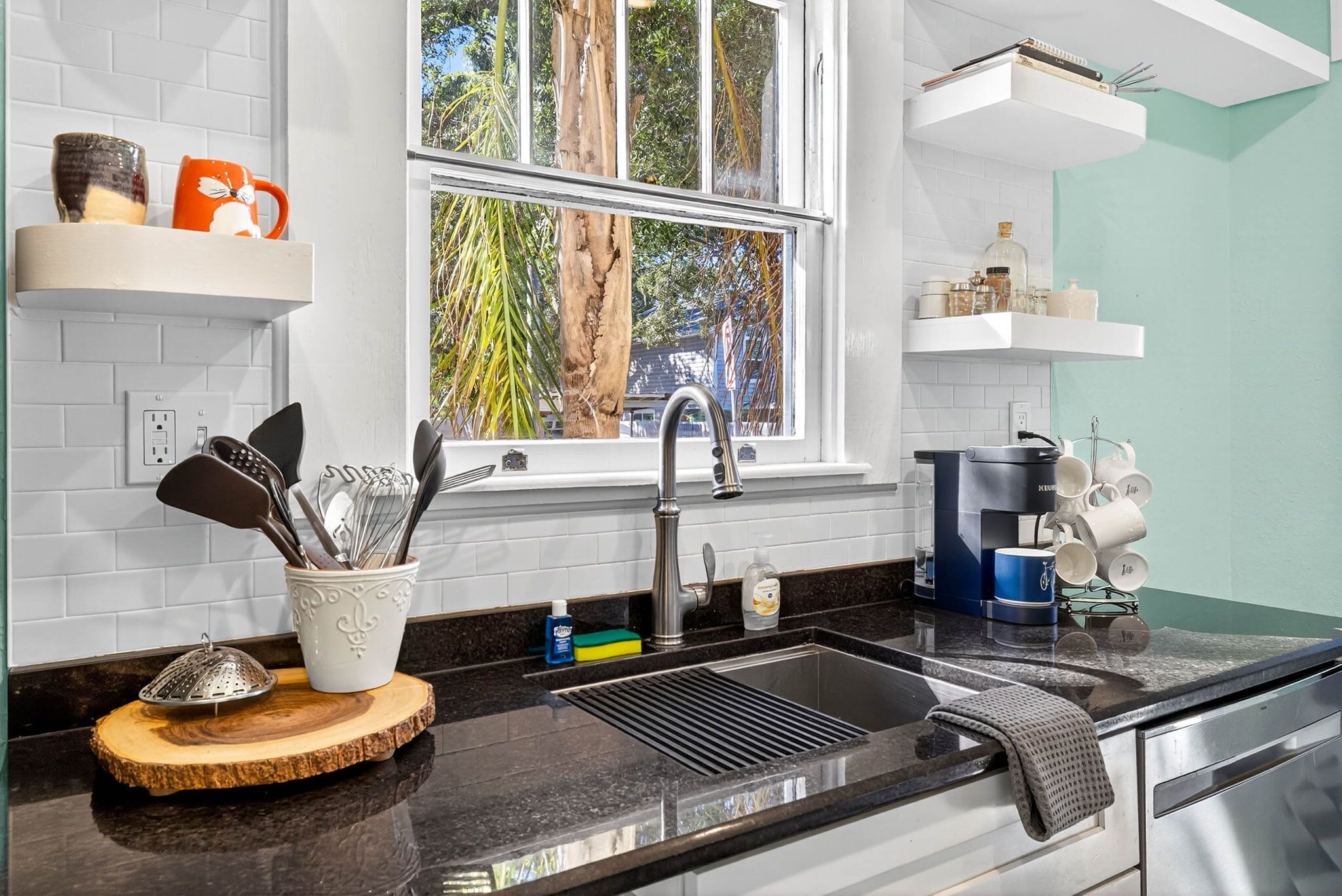 Réfrigérateur, micro-ondes, plaque de cuisson, lave-vaisselle