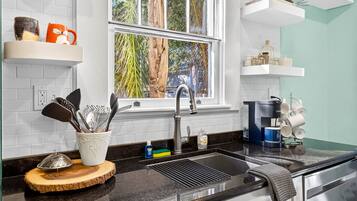 Réfrigérateur, micro-ondes, plaque de cuisson, lave-vaisselle