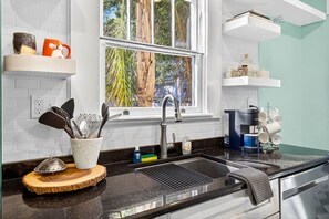 Een koelkast, een microgolfoven, een kookplaat, een vaatwasser