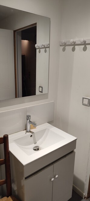 مناشف، صابون، ورق حمّام