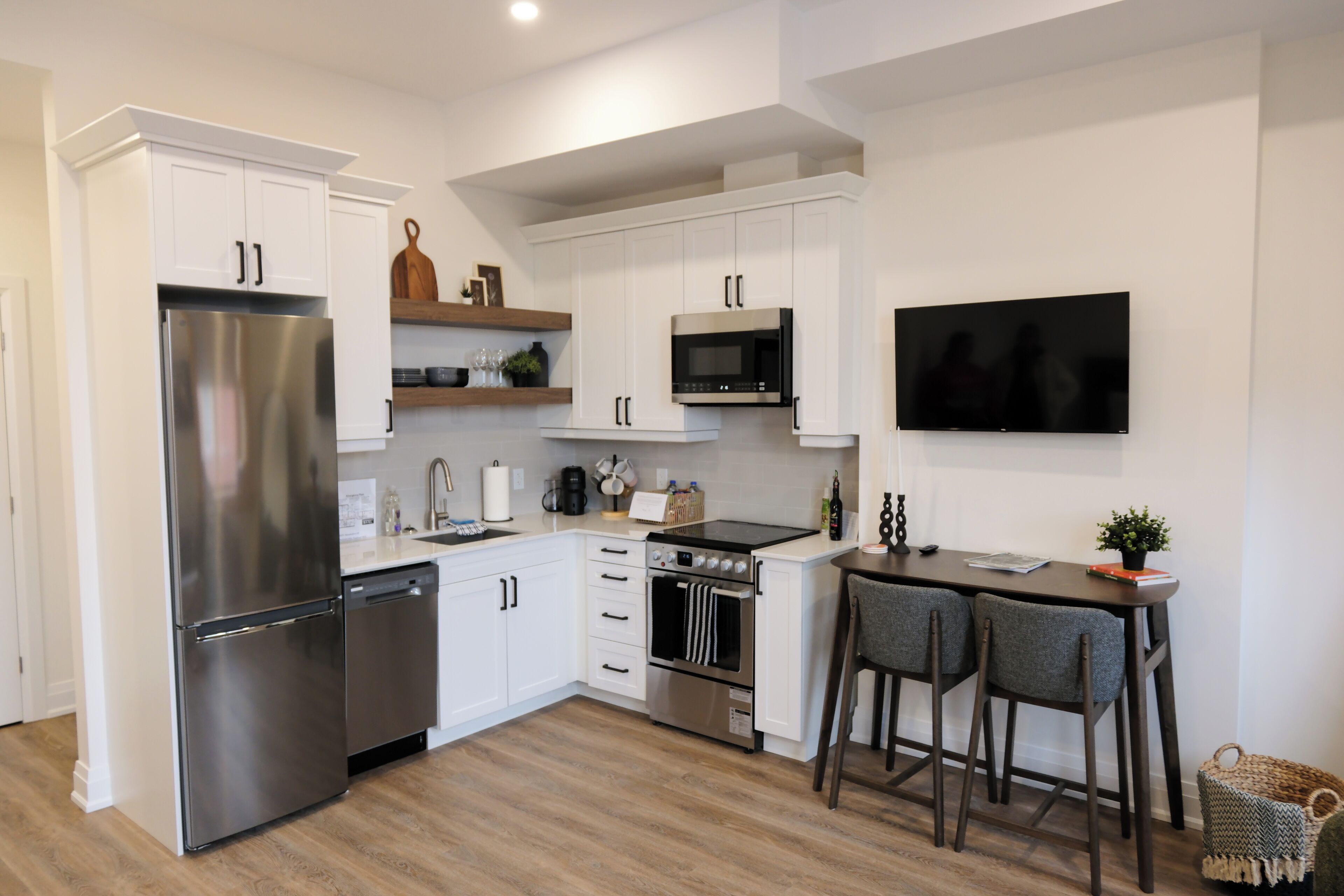 冰箱、微波炉、烤箱、炉灶