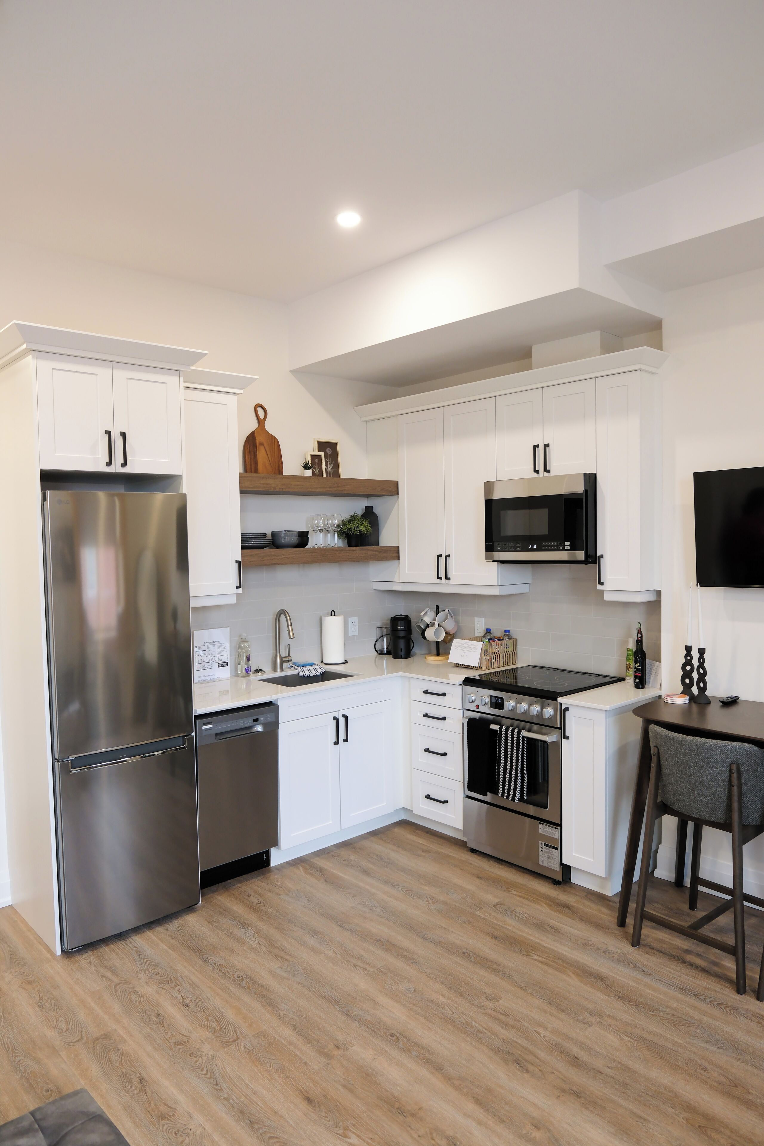 Réfrigérateur, micro-ondes, four, plaque de cuisson