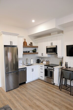 Køleskab, mikrobølgeovn, ovn, kogeplade