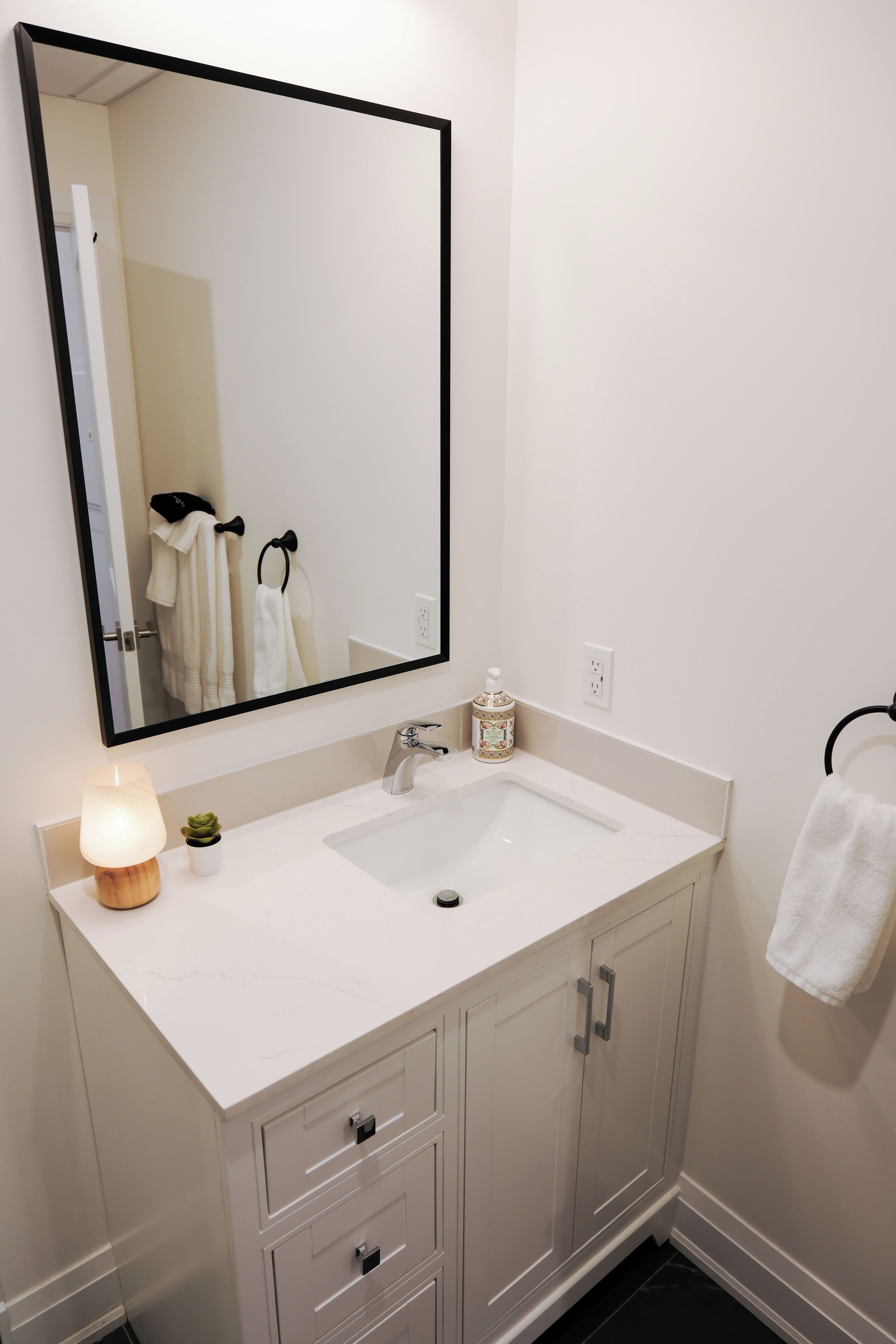 Douche, sèche-cheveux, serviettes fournies, savon