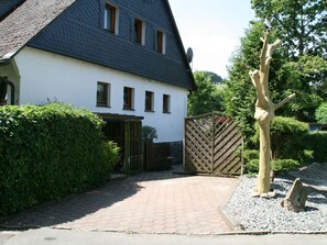 Exterior - Apartment 'Fewo Am See' with Lake View, Shared Terrace and Wi-Fi (Olsberg)