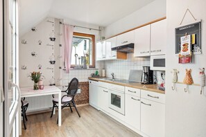 Fridge, microwave, oven, stovetop - Apartment 'Fewo Am See' with Lake View, Shared Terrace and Wi-Fi (Olsberg)