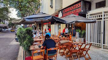 Apartamento conforto | Opções para refeição ao ar livre