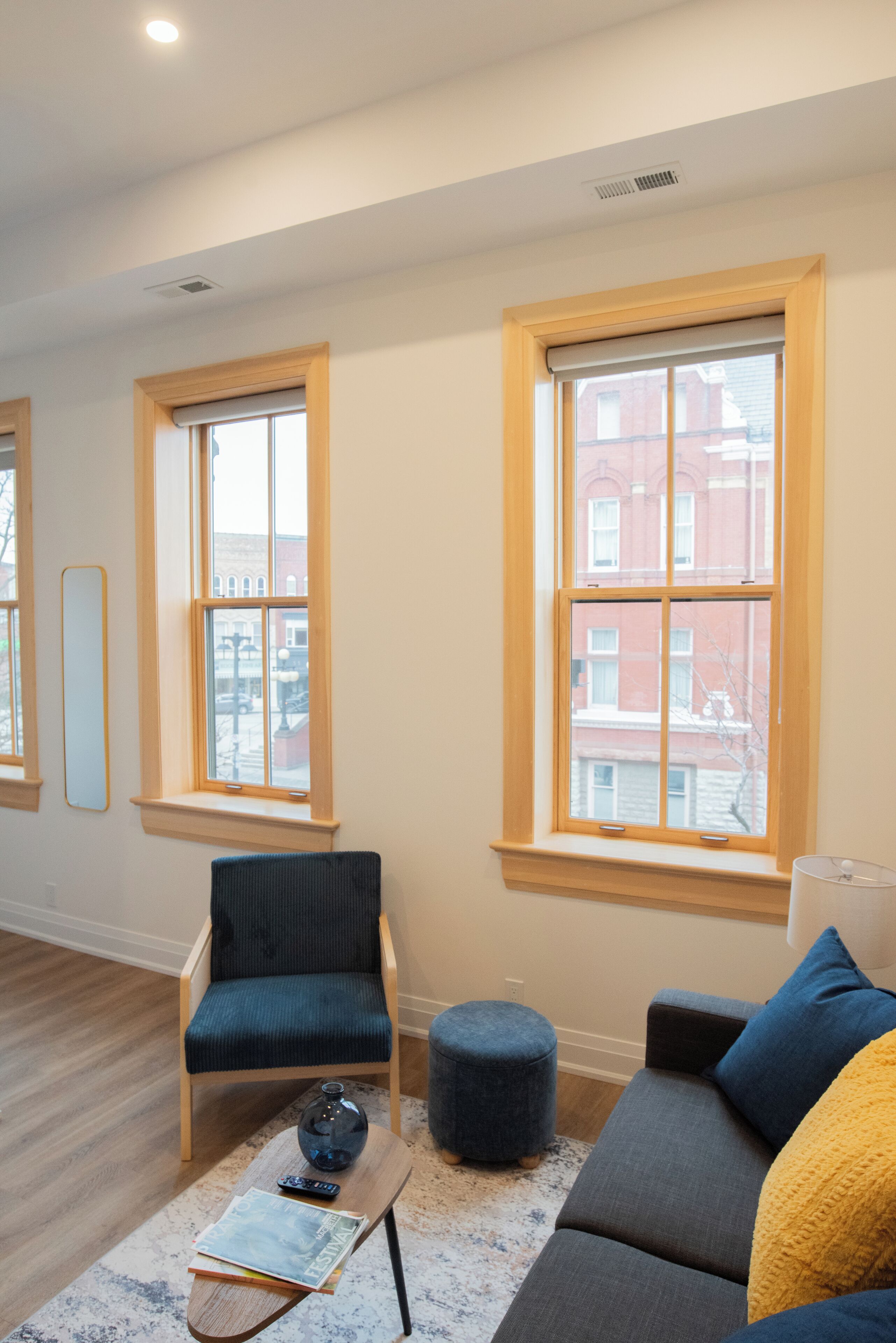 Een smart-tv en boeken