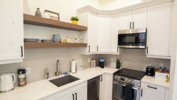 Køleskab, mikrobølgeovn, ovn, kogeplade