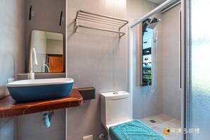 Habitación cuádruple panorámica, 1 habitación, balcón, vista a la montaña | Baño | Regadera, secadora de cabello, toallas, shampoo