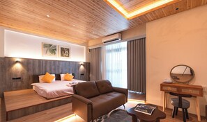 Habitación doble Deluxe, balcón | Escritorio, espacio para trabajar con laptop y wifi gratis 