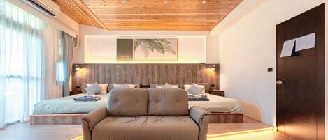 Quadrupla panoramica, balcone, vista montagna | Una scrivania, postazione laptop, Wi-Fi gratuito