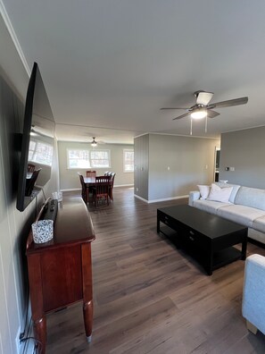 Smart TV - 4-bedroom house in marvelous Lyons Falls with AC (Lyons Falls)