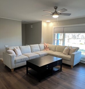 Smart TV - 4-bedroom house in marvelous Lyons Falls with AC (Lyons Falls)