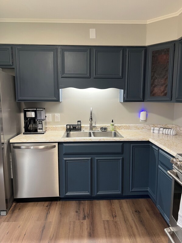 Fridge, microwave, oven, stovetop - 4-bedroom house in marvelous Lyons Falls with AC (Lyons Falls)