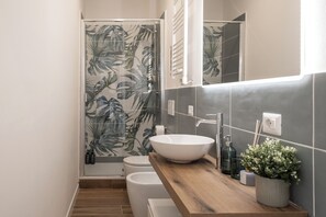 Dusche, Haartrockner, Bidet, Handtücher