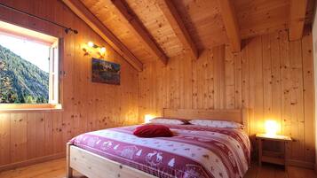 Cabin, Mountain View | Iron/ironing board, free cots/infant beds, free WiFi, bed sheets
