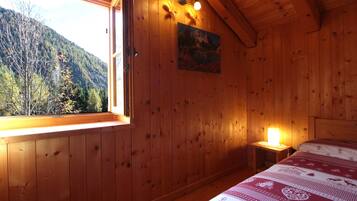 Cabin, Mountain View | Iron/ironing board, free cots/infant beds, free WiFi, bed sheets