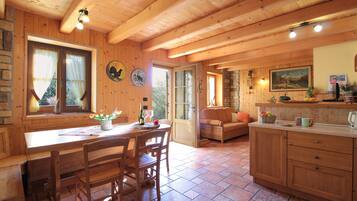 Cabaña, vista a la montaña | Área de sala de estar | Televisión de pantalla plana de 32 pulgadas con canales por cable