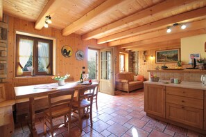 小屋, 山景 | 客廳 | 32 吋平面電視連有線電視頻道