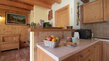 Ferienhütte, Bergblick | Eigene Küche | Kühlschrank, Herdplatte, Espressomaschine, Hochstuhl