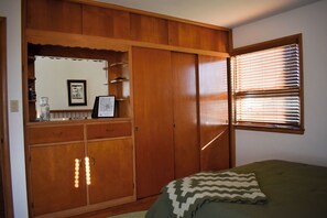 3 bedrooms, WiFi, bed sheets - Your Greenville Getaway — Authentic 1955 Designed Mid-Century Retreat (Greenville)