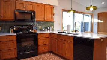 Mikrowelle, Ofen, Herdplatte, Geschirrspüler