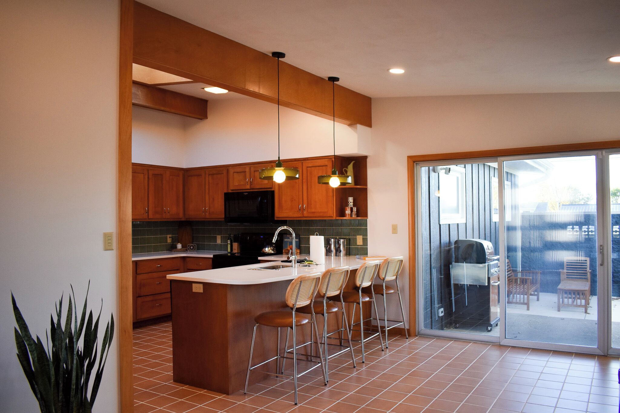 Mikrobølgeovn, ovn, kokeplater og oppvaskmaskin