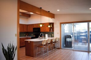 Microondas, horno, parrilla de estufa y lavavajillas