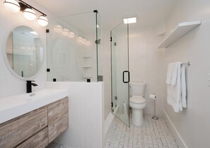 Douche, sèche-cheveux, serviettes fournies, savon