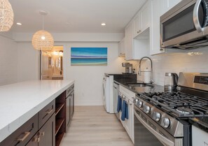 Fridge, microwave, oven, stovetop - War College Friendly Downtown Condo (Newport)